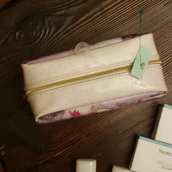 BATH & body works cosmetic bag plus extra - Picture 3 of 5